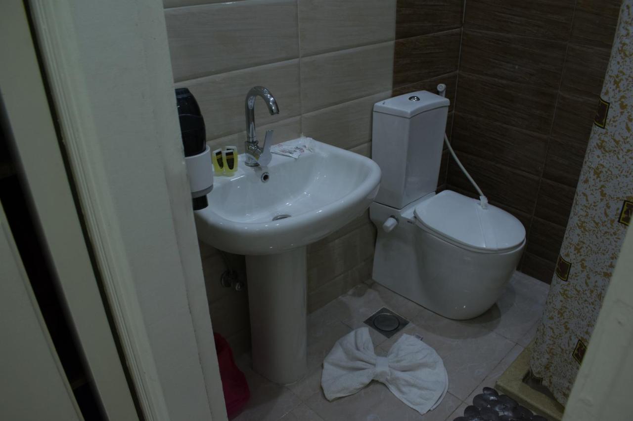 Crown Hotel *